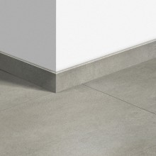 Виниловый плинтус Quick-Step стандартный Бетон тёплый серый (Warm gray concrete) QSVSK40050 (AMCL40050 AMGP40050) 58 x 12 мм