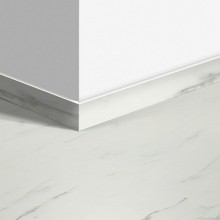 Виниловый плинтус Quick-Step стандартный Мрамор каррарский белый (Marble Carrara White) QSVSK40136 (AMCL40136 AMGP40136 AVST40136 RAMCL40136) 58 x 12 мм
